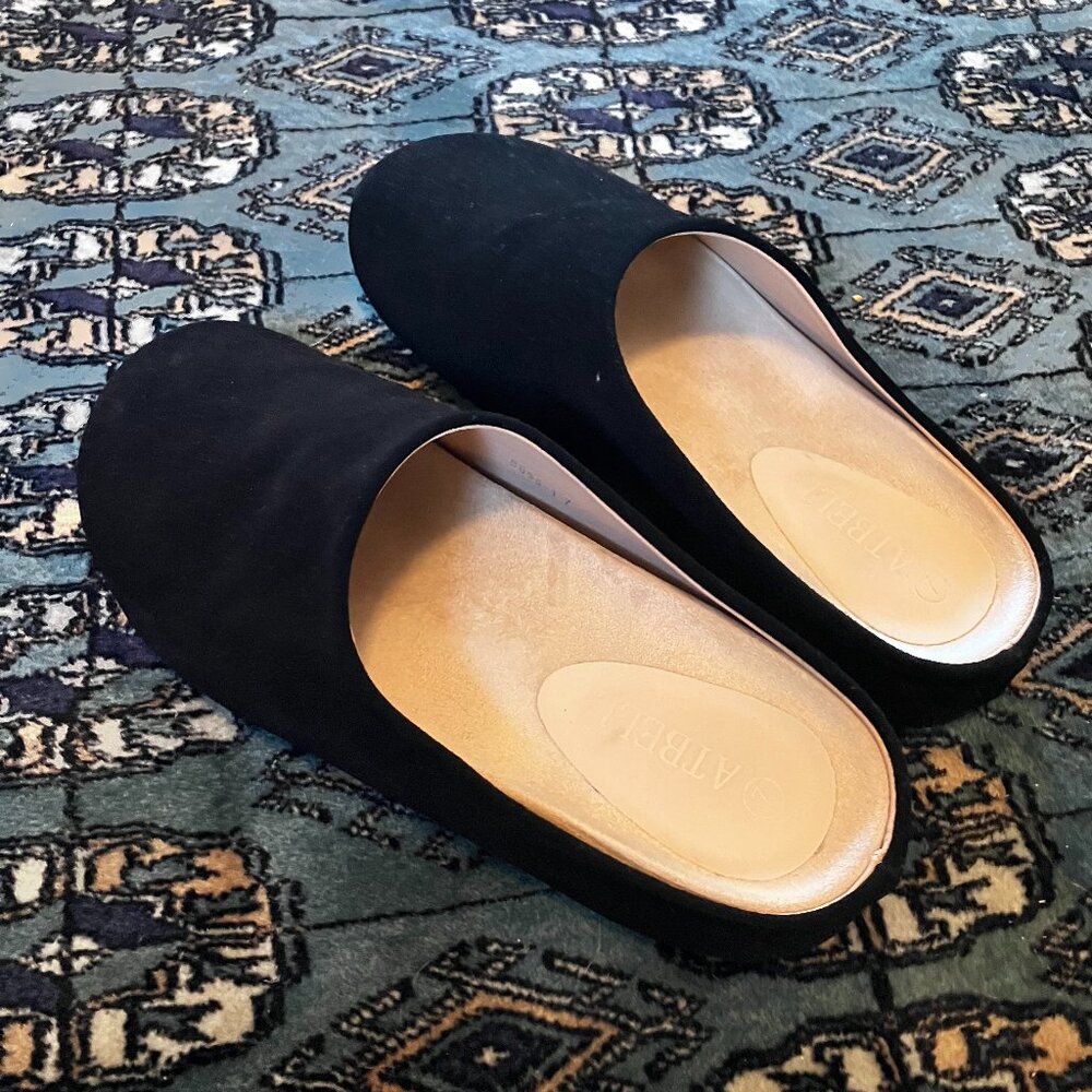 Women Suede Round Toe Mules/Clogs Black size 7